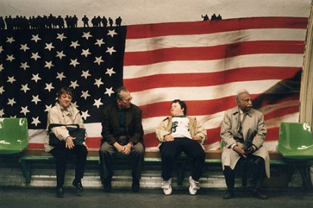 THE SUBWAY: MONTPARNASSE. WAITING FOR THE TRAIN: PEOPLE SITTING ON A BENCH IN FRONT OF AN AMERICAN FLAG. A DOWN GUY AMONG THEM.
LA METROPOLITANA: MONTPARNASSE. IN ATTESA DEL TRENO LA GENTE RESTA SEDUTA SU UNA PANCHINA, DAVANTI ALLA BANDIERA AMERICANA. UN RAGAZZO DOWN TRA DI ESSI. Marco_Metro_1